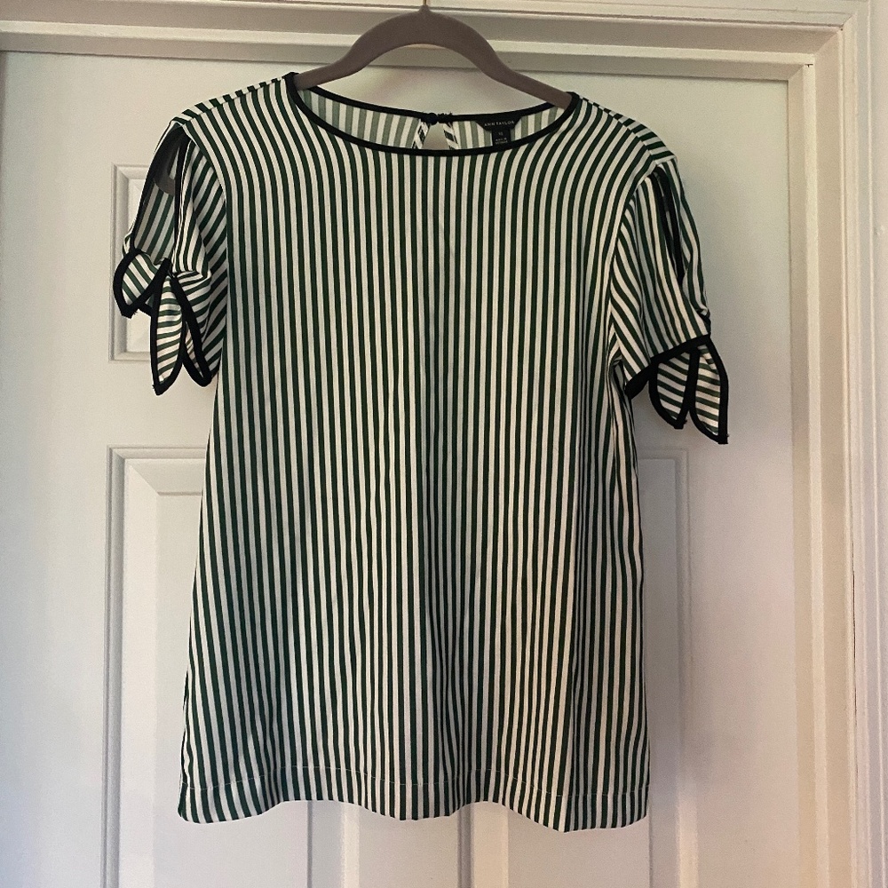 Ann Taylor XS Green and Black Short Sleeved Blouse with Ties.
